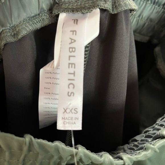 Short Fabletics . Brand new - Picture 2 of 3